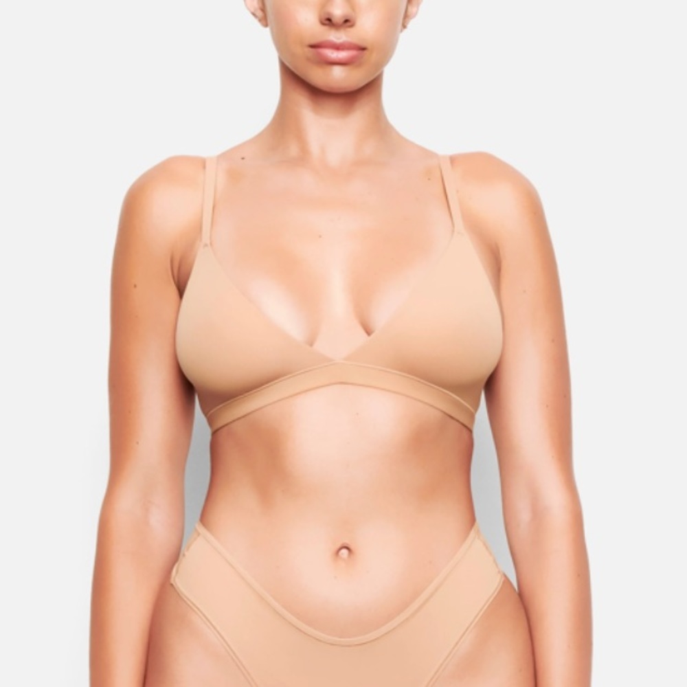 COPY - Skims fits everybody v neck bra in sienna!